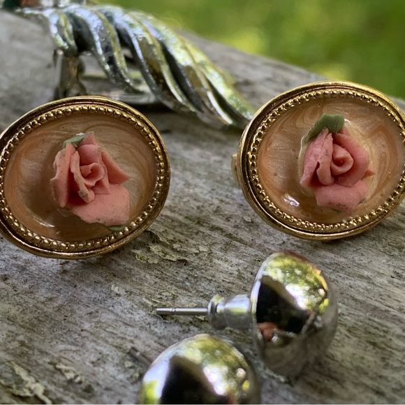 Vintage Earring Lot, in fair condition in need of repairs. Clip ons - Picture 5 of 6